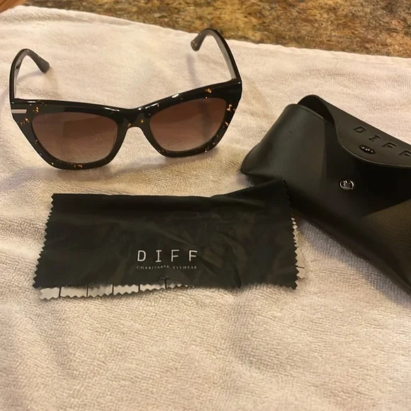 DIFF Sunglasses! Worn once, perfect condition! Diff Eyewear Cassidy Oversized CatEye Polarized Sunglass  main image 3